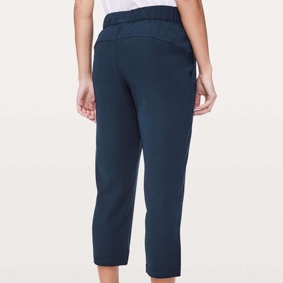 Lululemon On The Fly Crop Woven 23" True Navy Women's Size 4 Excellent Condition - Picture 2 of 12
